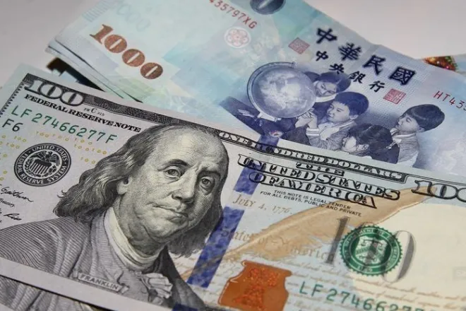 Surge in Asian Currencies Signals Potential Dollar Weakness
