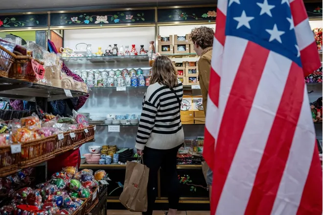 US Consumer Sentiment Plummets as Inflation Fears Reach 40-Year High