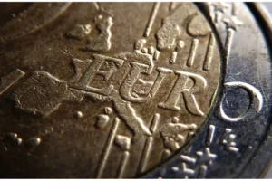 Ukraine Euro Shift: Kyiv Considers Move Away from US Dollar Amid Geopolitical Shifts